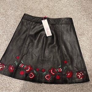 Parker NW with Tags Genuine Leather A line Embroidered Rose Mini Skirt Size 4 🌹